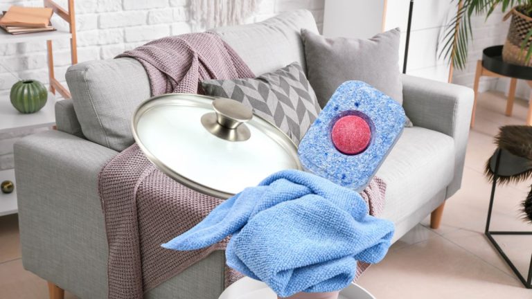 Nettoyer un divan en tissu avec le couvercle d'un chaudron