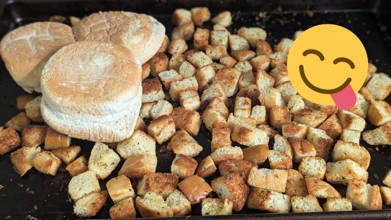 Croûtons maison dorés et croustillants faits à partir de pain à hamburger