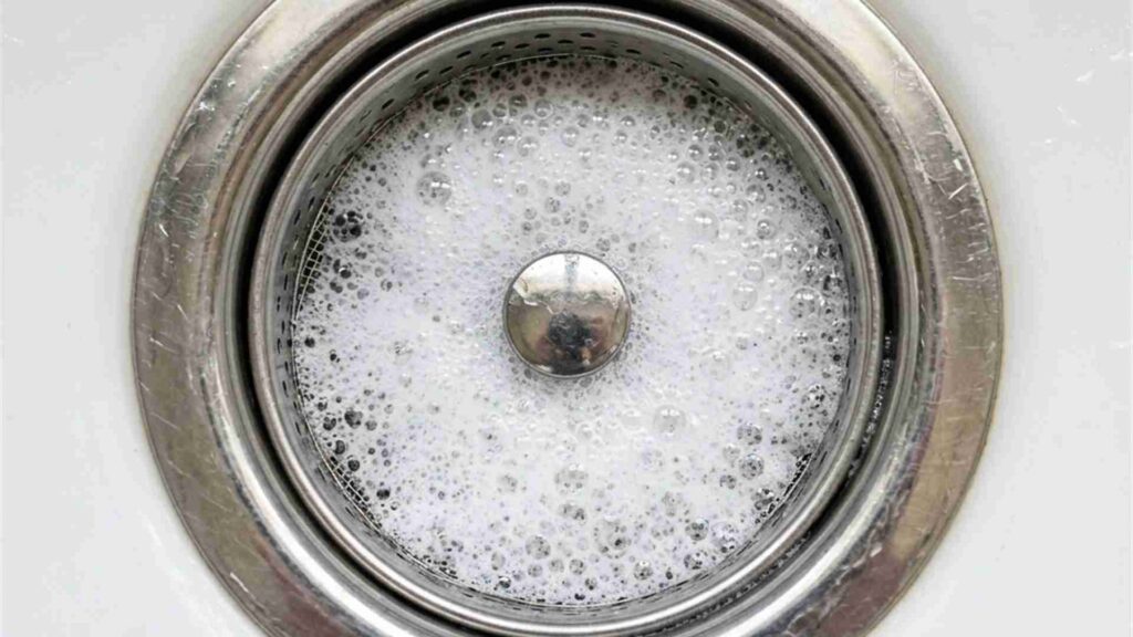 Le truc du bicarbonate de soude et du vinaigre pour déboucher un drain naturellement