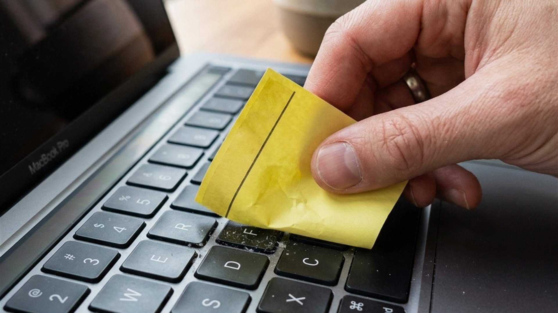 Nettoyer le clavier d'ordinateur avec un post-it