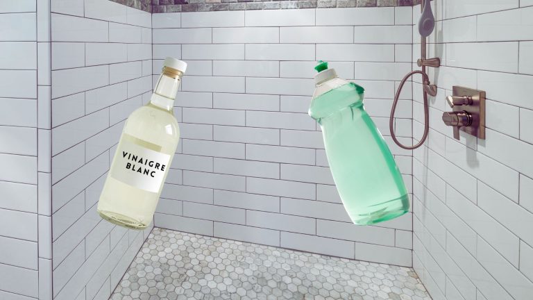 Nettoyage de joints de céramique de douche encrassés avec une brosse à dents et un mélange vinaigre savon